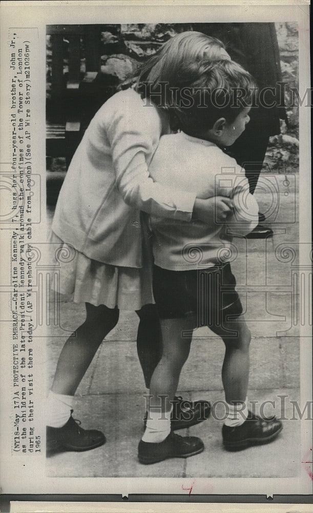 1965 Press Photo Caroline and John Jr. Kennedy tour Tower of London - Historic Images