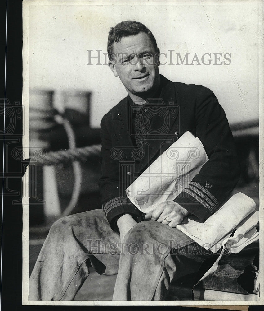 1928 Press Photo Commander H.E. Saunders for salvage from USS Falcon - Historic Images