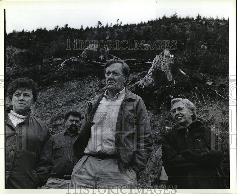 1993 Press Photo Jennifer Belcher Bruce Babbitt in Olympic National Forest - Historic Images