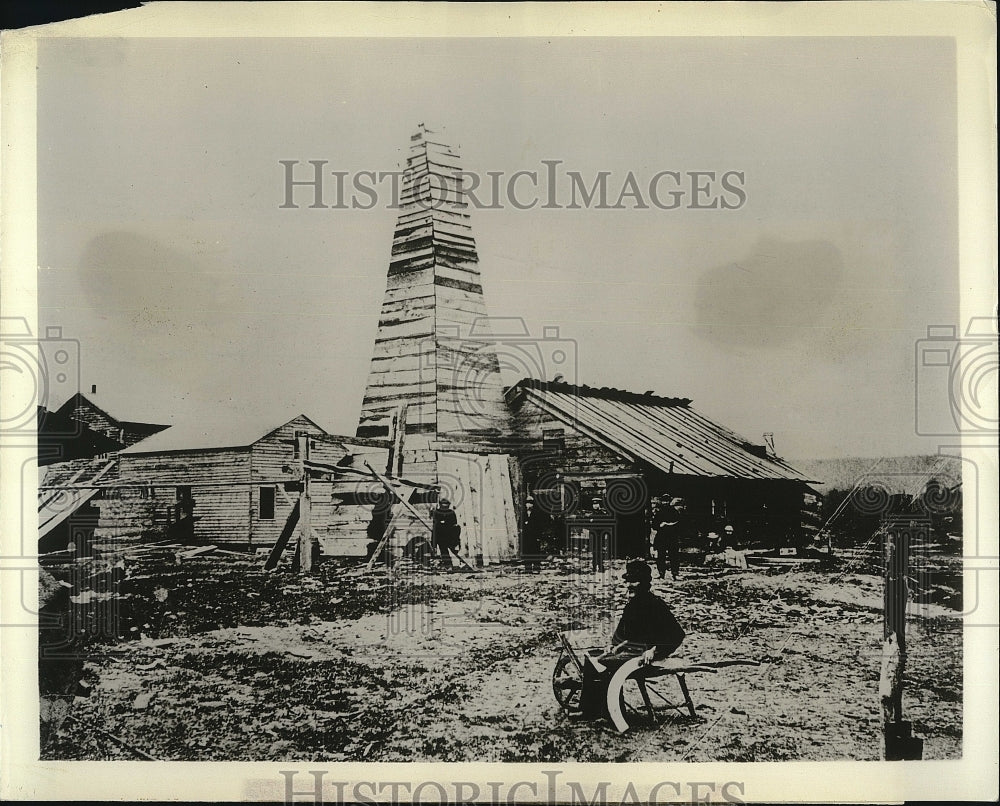 1964 Press Photo Uncle Billy Smith Sits Outside Petroleum Well In Titusville, PA - Historic Images