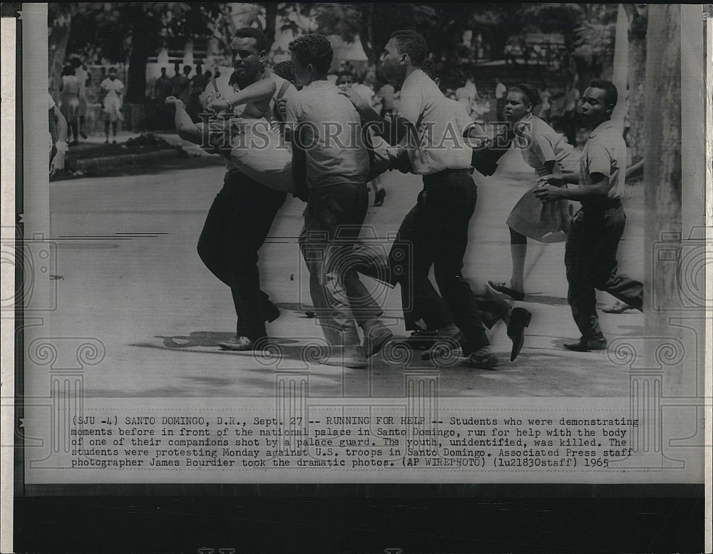 1965 Press Photo Students Demonstrators In Santo Domingo Run For Help - Historic Images