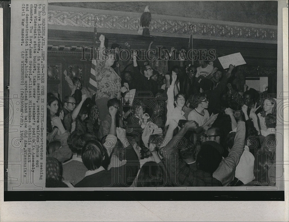 1969 Press Photo Demonstrators in Madison, WI Seek Welfare Funds Restored - Historic Images