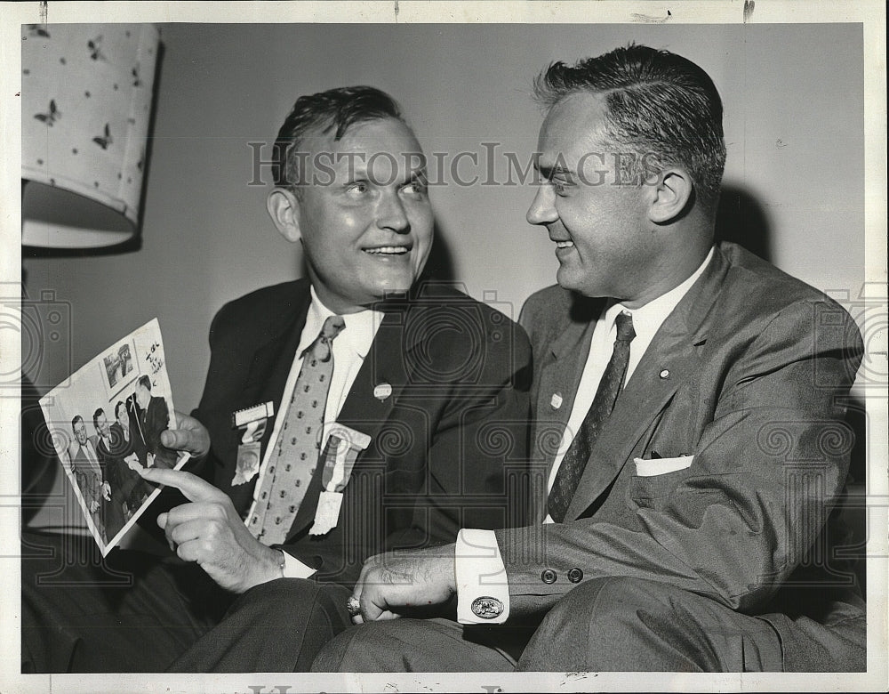 1960 Press Photo Phillip Wilkie And Cousin Edward Look At Pictures Of Fathers - Historic Images