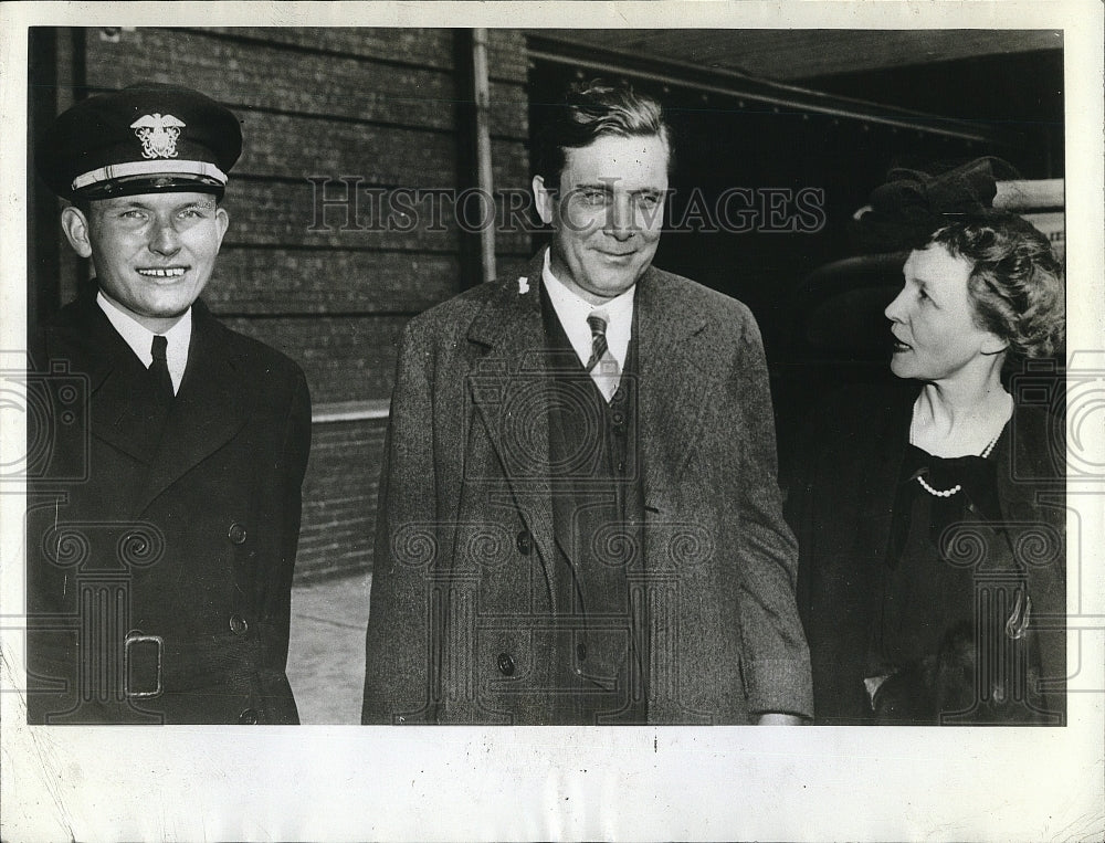 1942 Press Photo Presidential Envoy Wendell Willkie With Family Before Vacation - Historic Images