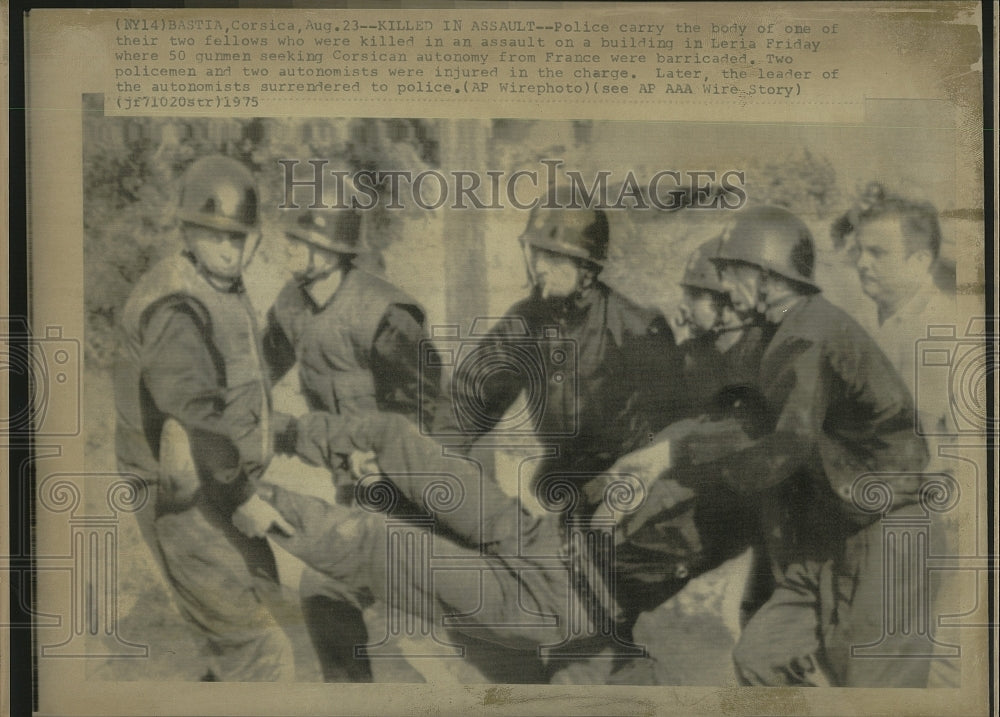 1975 Press Photo Corsican police  injured fighting gunmen - Historic Images