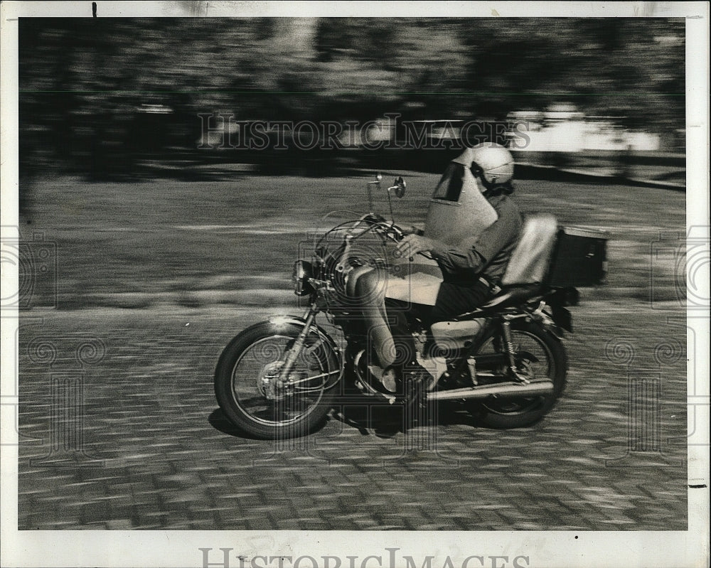 1978 Press Photo Stephen  Mitchell with sliver shield to protect from sun. - Historic Images