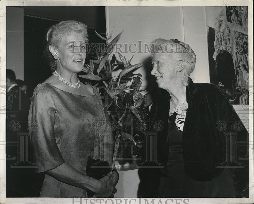 1961 Press Photo Author Marianne Moore and Mrs Walter Paepcke at Poetry dinner - Historic Images