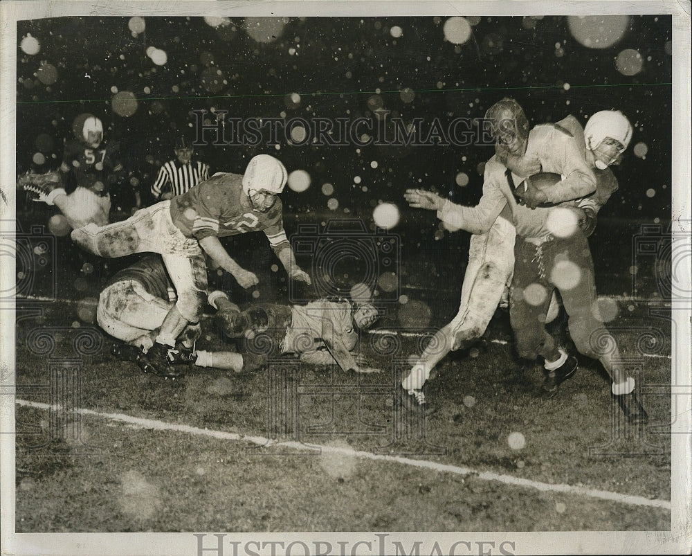 1955 Press Photo Bill Hagler reaching the 20 yard line - Historic Images