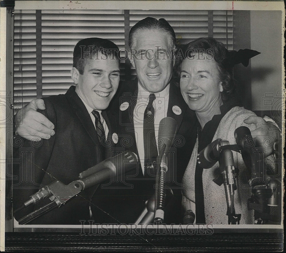 1962 Press Photo Gov. George Romney of Mich. embraced his wife and son. - Historic Images