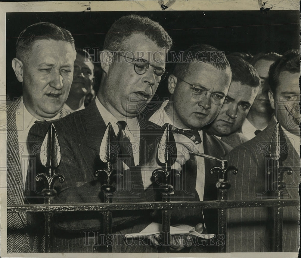 1950 Press Photo Reporters Examine Iron Fence of Blair House - Historic Images