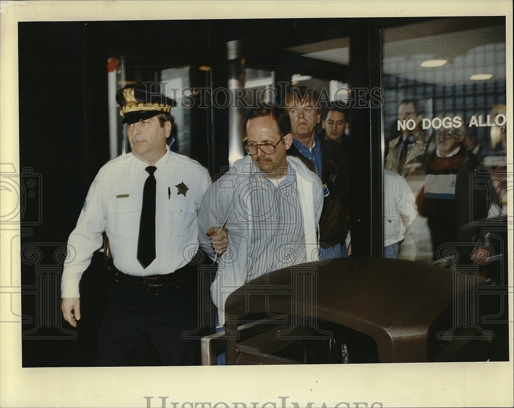 1998 Press Photo David Schoo, arrested for leaving their Children Home Alone. - Historic Images