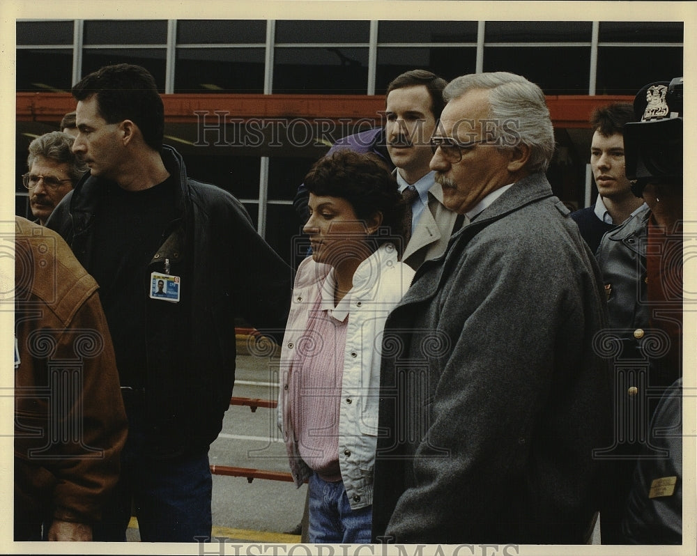 1992 Press Photo Mrs Schoo, arrested for leaving their Children Home Alone. - Historic Images