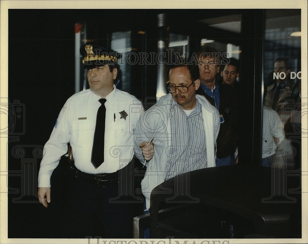 1992 Press Photo David Schoo, arrested for leaving their Children Home Alone. - Historic Images