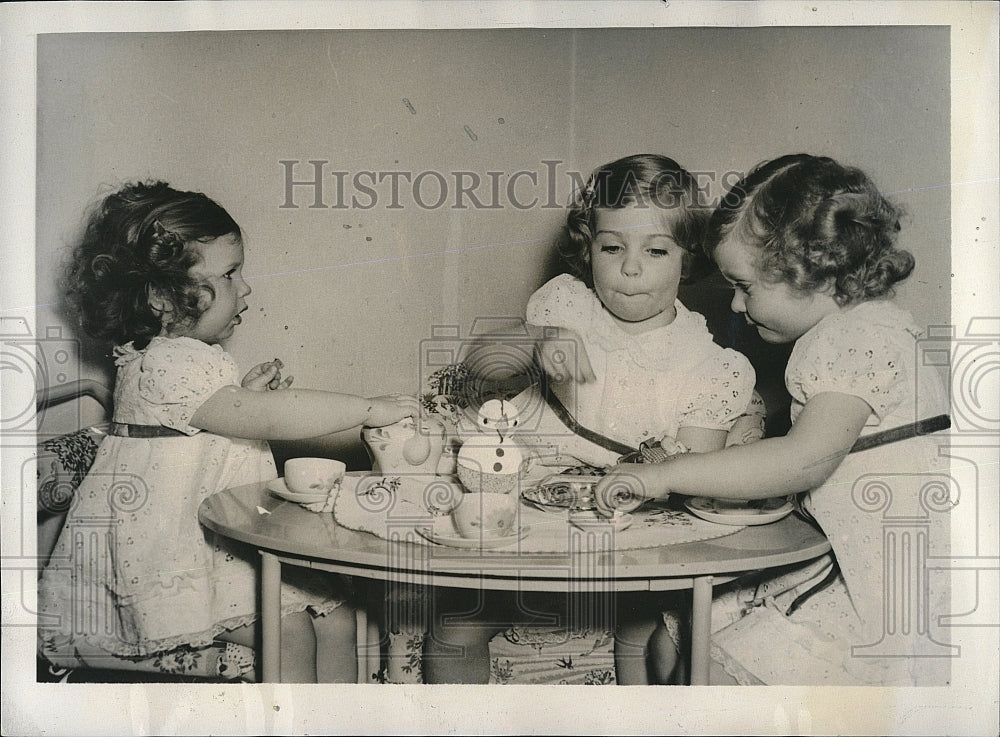 1940 Press Photo Swedish Princesses Desiree, Margaretha, Birgitta Drink Tea - Historic Images