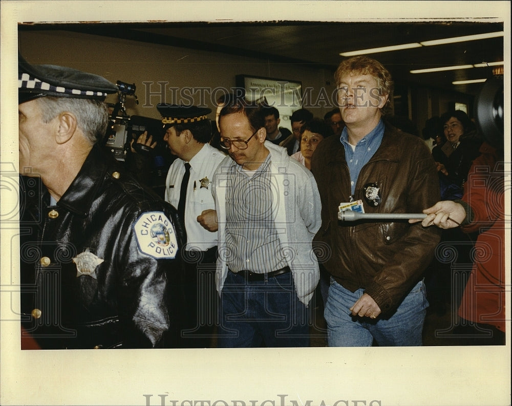1992 Press Photo David Schoo, Alleged Child Abuser Escorted by Police - Historic Images