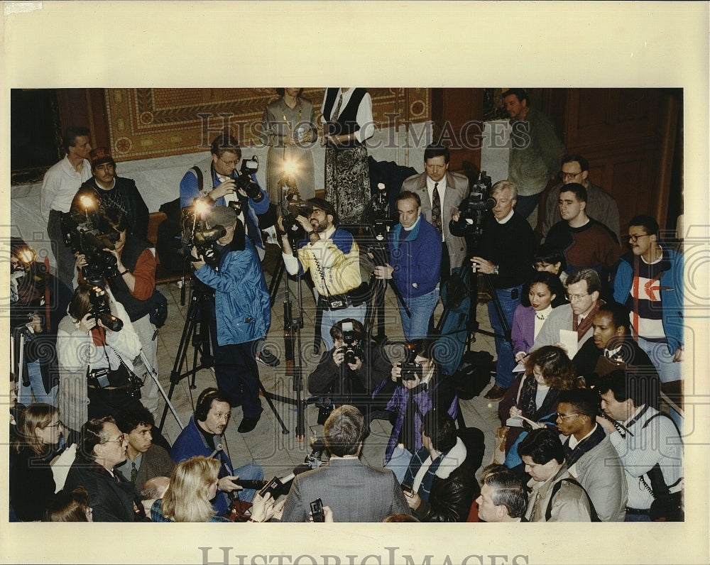 1993 Press Photo Reporters, Photographers Surround Attorney David R Akemann - Historic Images