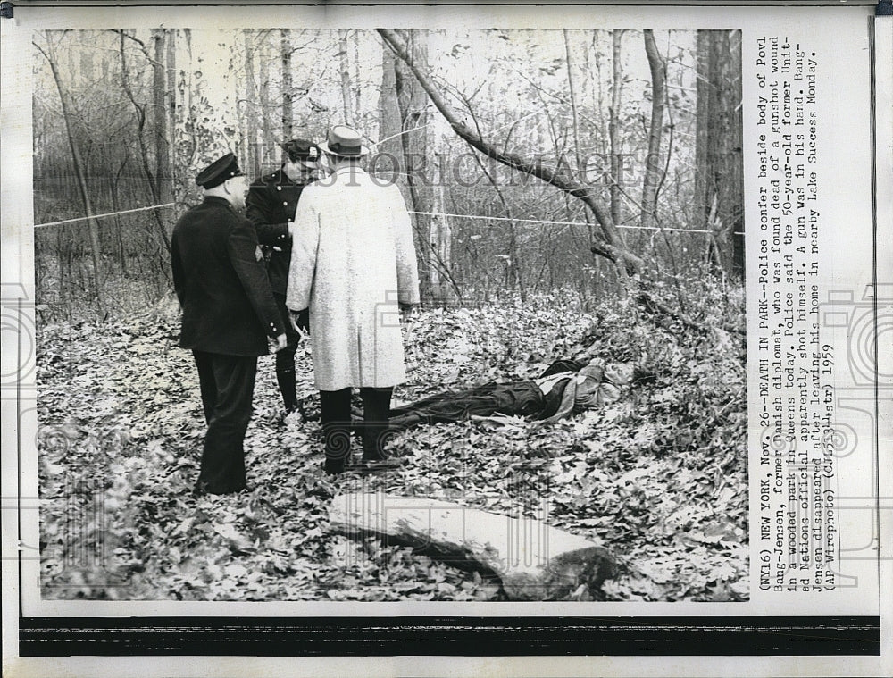 1959 Press Photo Police Inspect Body of Povl Bang-Jensen, Found Dead in Park - Historic Images
