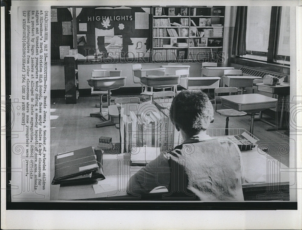 1964 Press Photo Empty Classroom of Milwaukee&#39;s H.S. during a student protest. - Historic Images