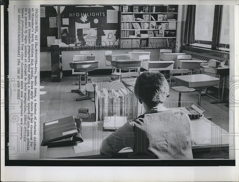 1964 Press Photo Empty Classroom of Milwaukee's H.S. during a student protest. - Historic Images