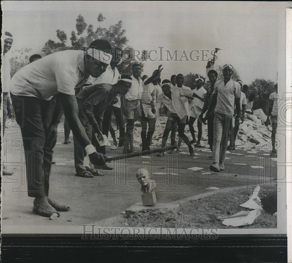 1966 Press Photo Ghanian Student  Clubs bust of Lenin in Anti-Red Outbreak. - Historic Images