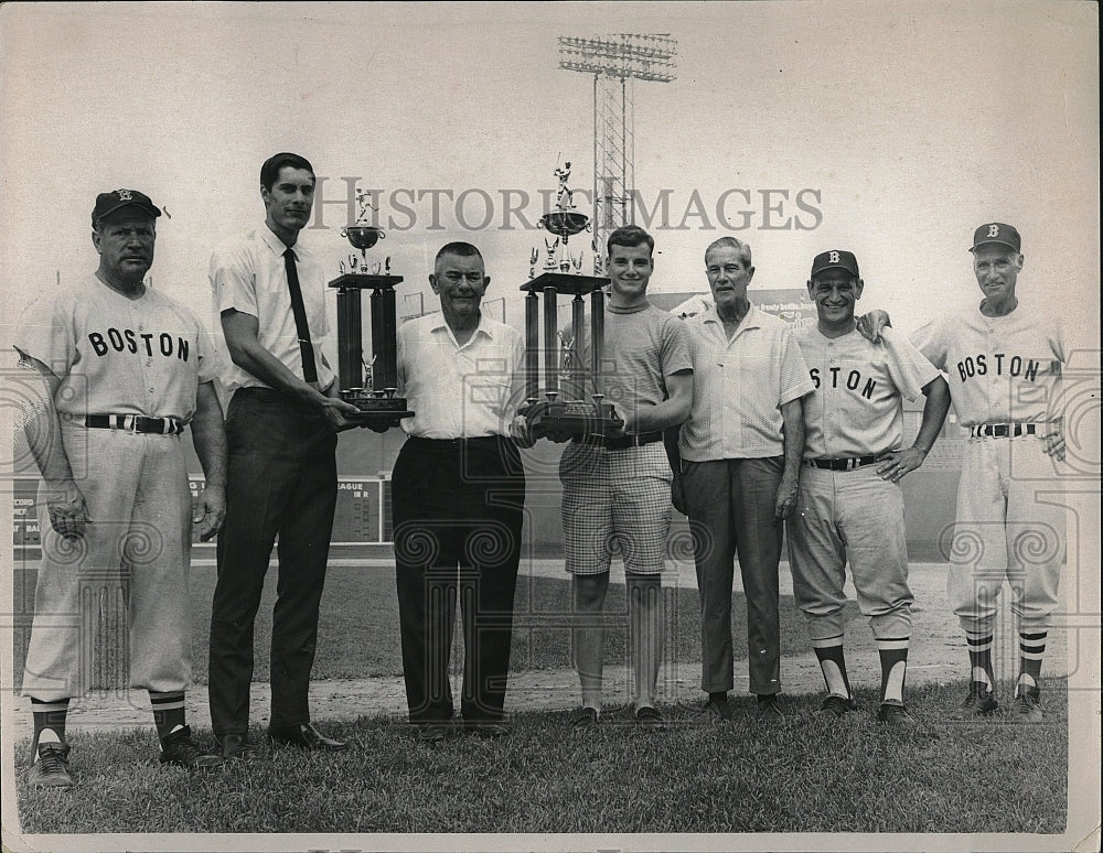 1969 Press Photo Boston Red Sox Tom Yawkey,Tom White,Jack Walsh received trophy. - Historic Images