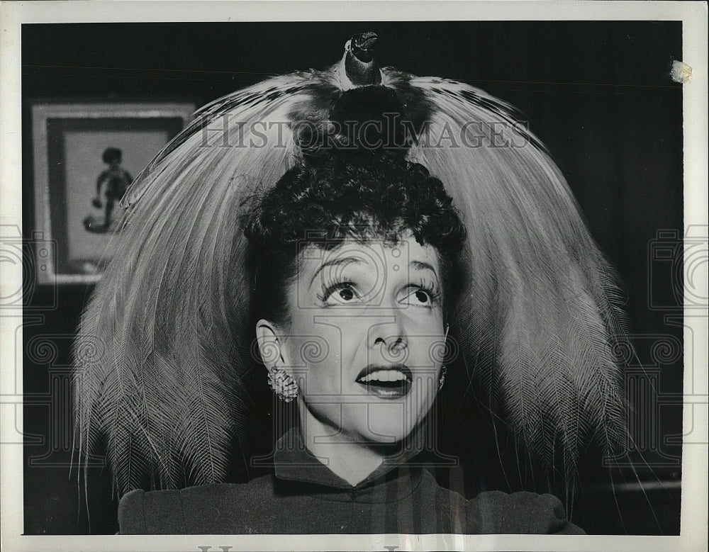 1952 Press Photo Billie Worth wearing a  Zany Bonnets the Bird of Paradise - Historic Images