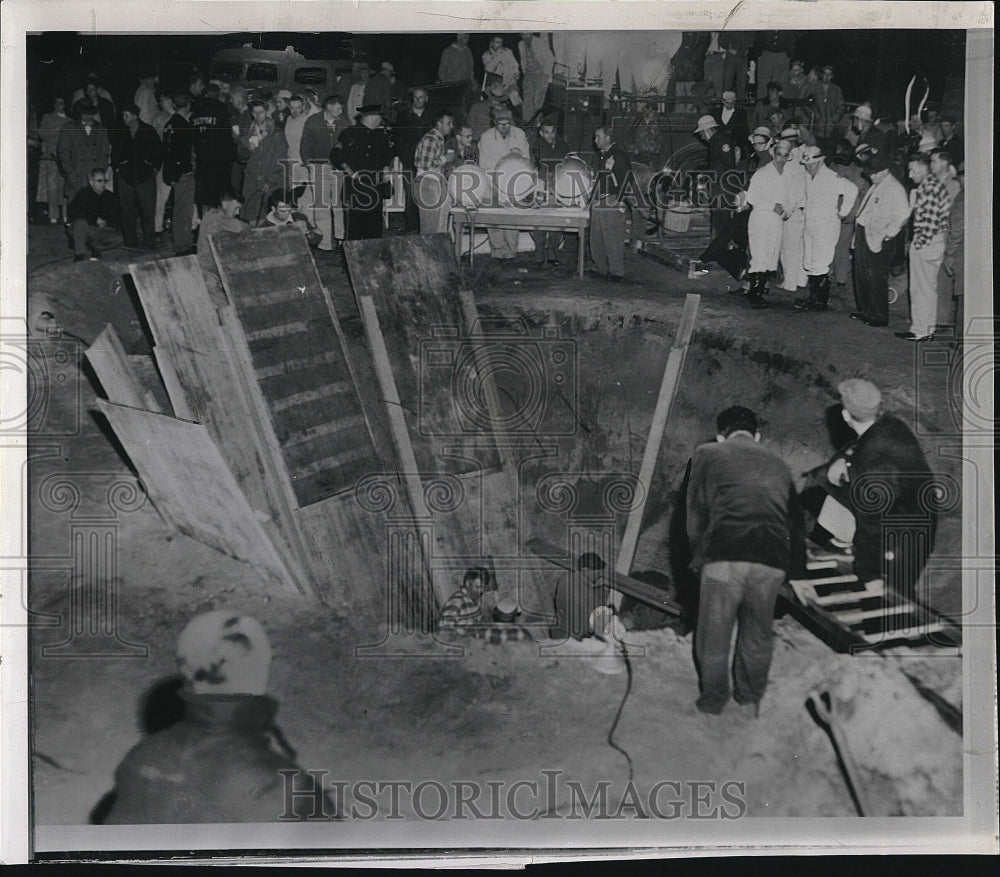 Press Photo Digging Pace to rescue Benjamin Hooper,7, trapped at Manorville N.Y. - Historic Images