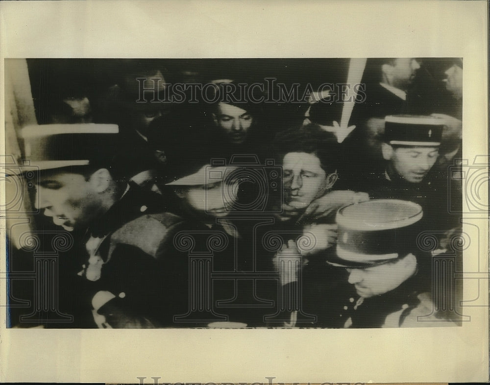 1941 Press Photo Paul Colette Being arrested after shooting Pierre Perlin - Historic Images