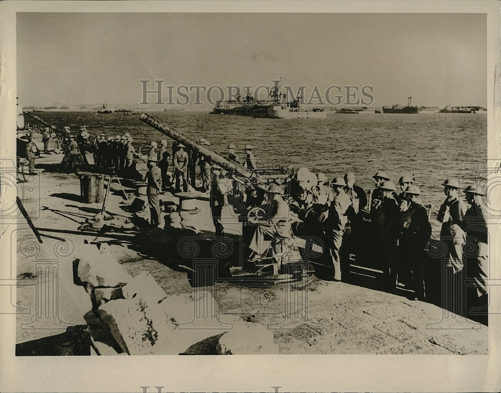 Press Photo Military people with large guns - Historic Images