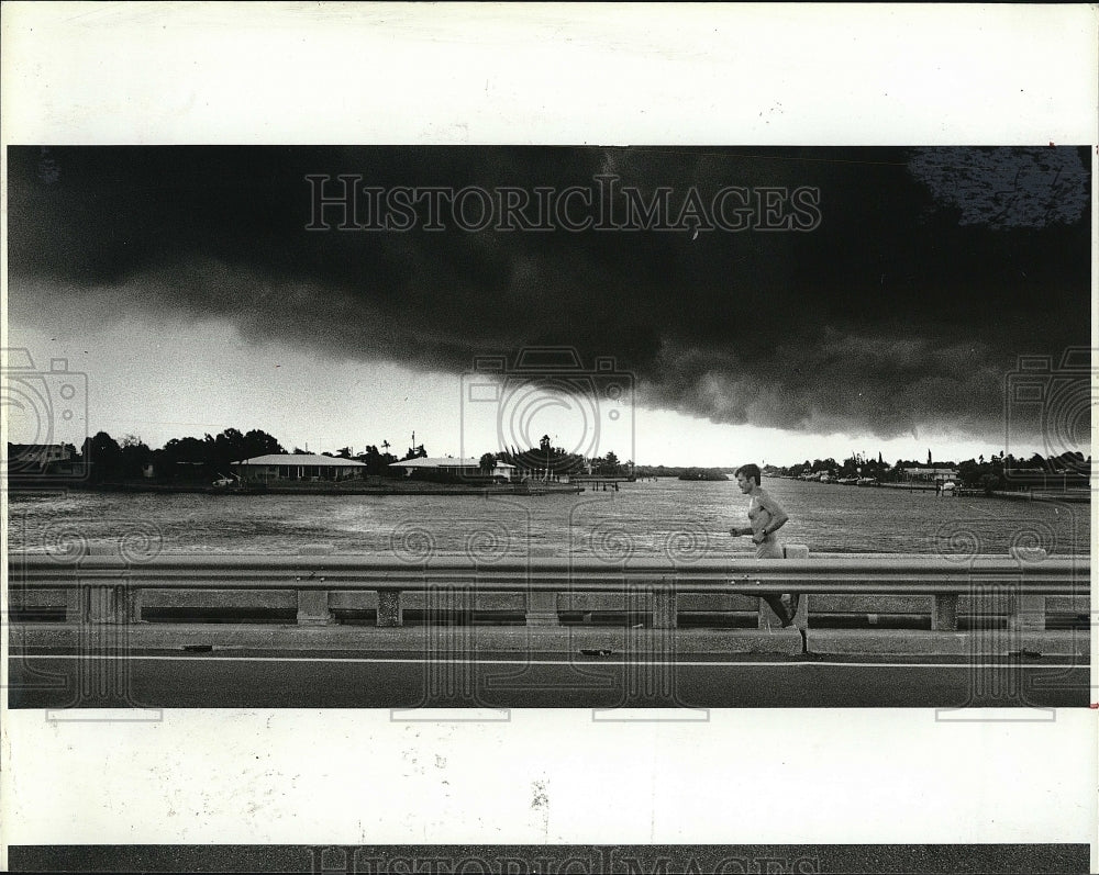 1985 Press Photo Black cloud over Charlie Janis of St. Petersburg - Historic Images