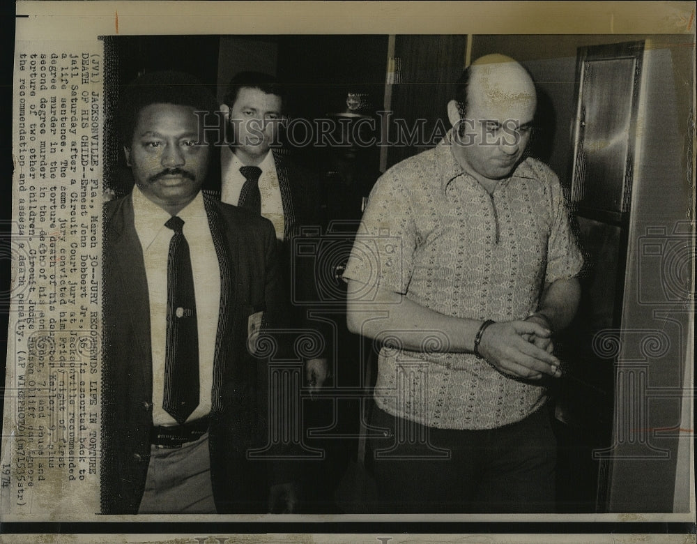 1974 Press Photo Ernest john Dobbert Jr. Escorted back to jail after Court - Historic Images