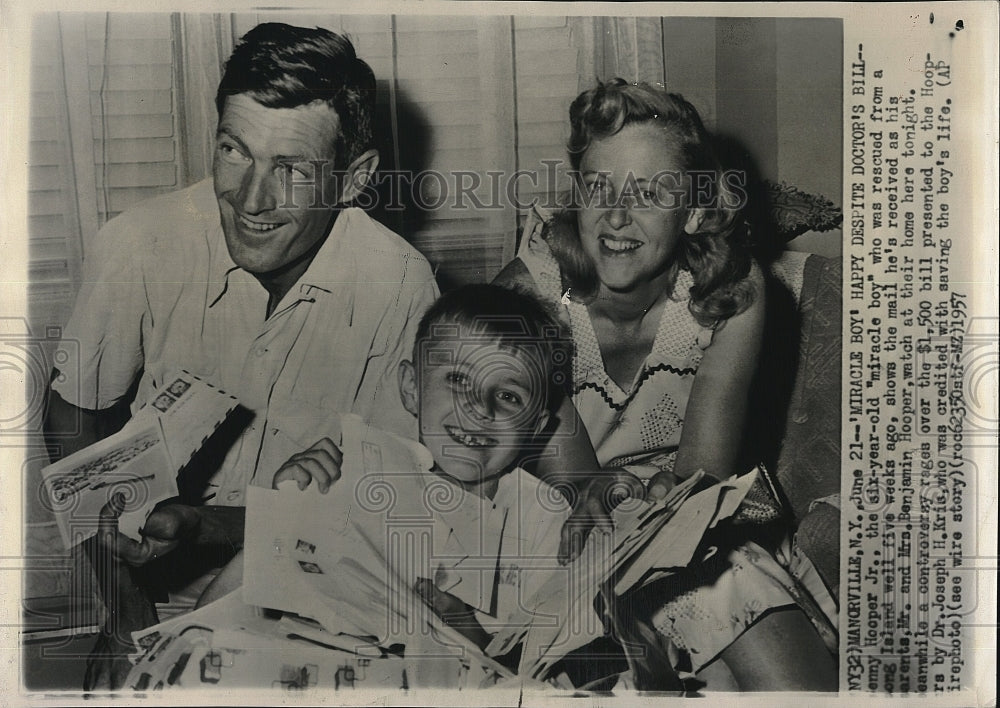 1957 Press Photo Hooper jr. 6 year old Miracle Boy with parents - Historic Images