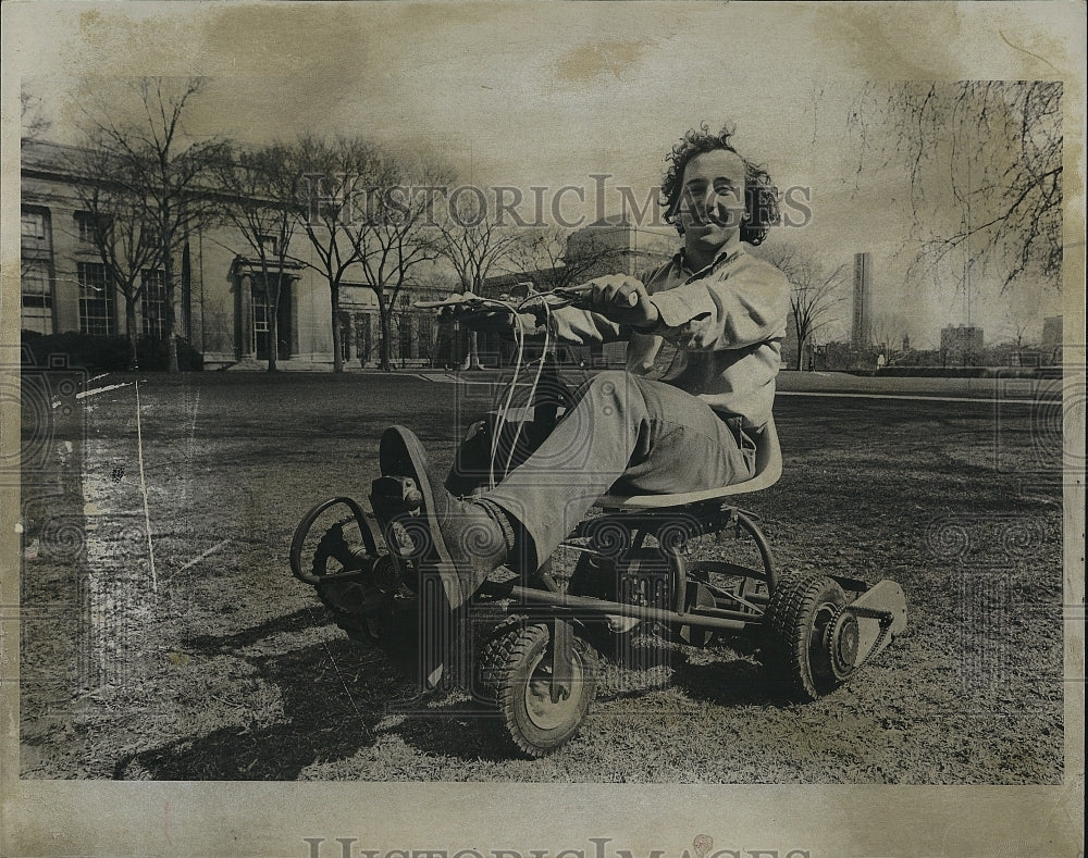 1973 Press Photo Michael Shakespeare on his pedal lawn mower invention - Historic Images