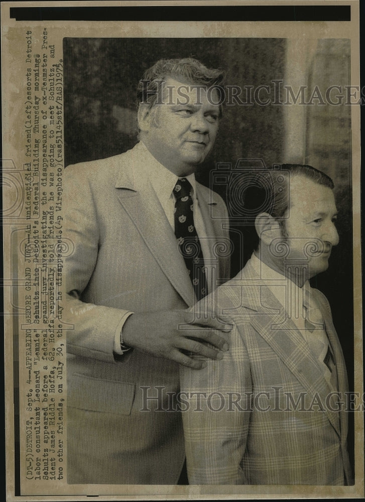 1975 Press Photo Detroit Labor Consultant Leonard Lennis Schultz At Grand Jury - Historic Images