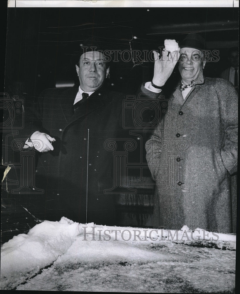 1960 Press Photo New York Mayor Robert Wagner Throwing Snowball At Stapleton - Historic Images
