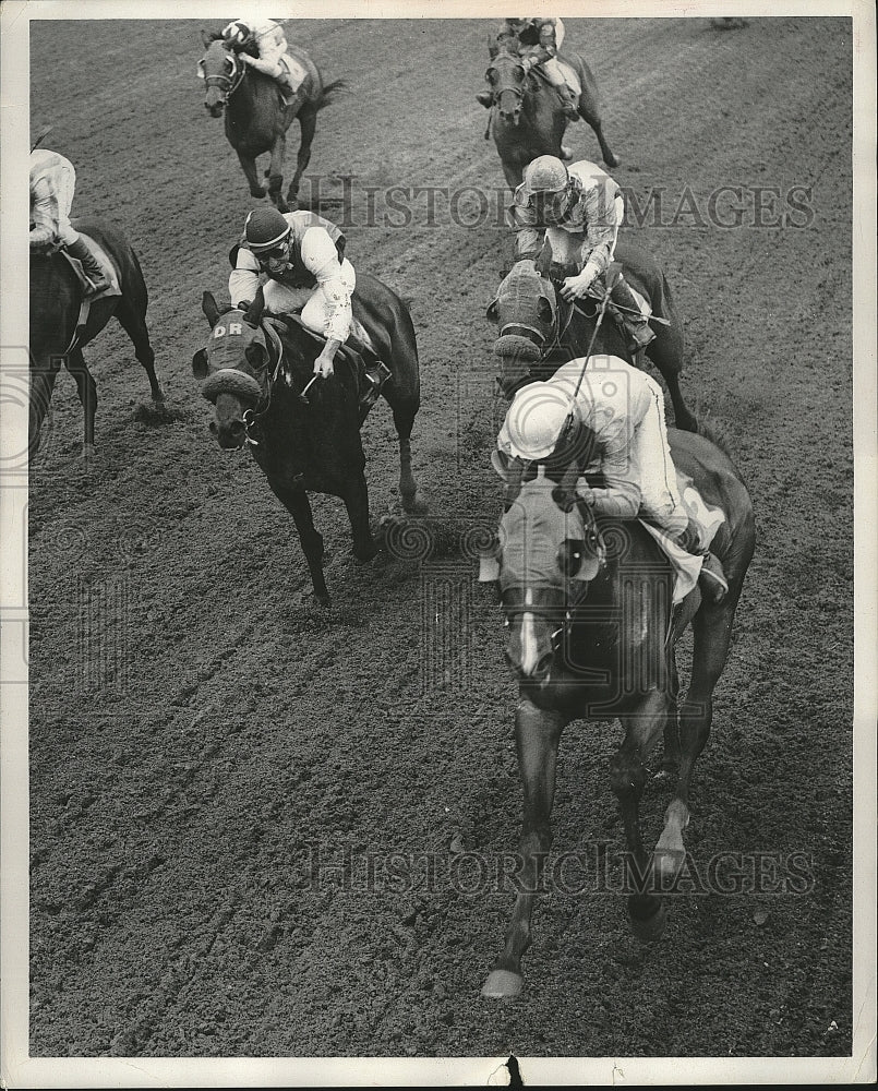 1978 Press Photo jockey German Gogo leads Bridlespur to victory at Suffolk Downs - Historic Images
