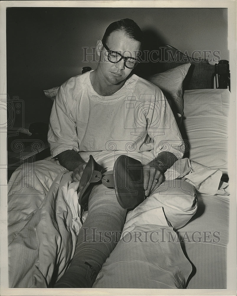 1959 Press Photo New York Yankees' Ryne Duren recovers from leg surgery - Historic Images