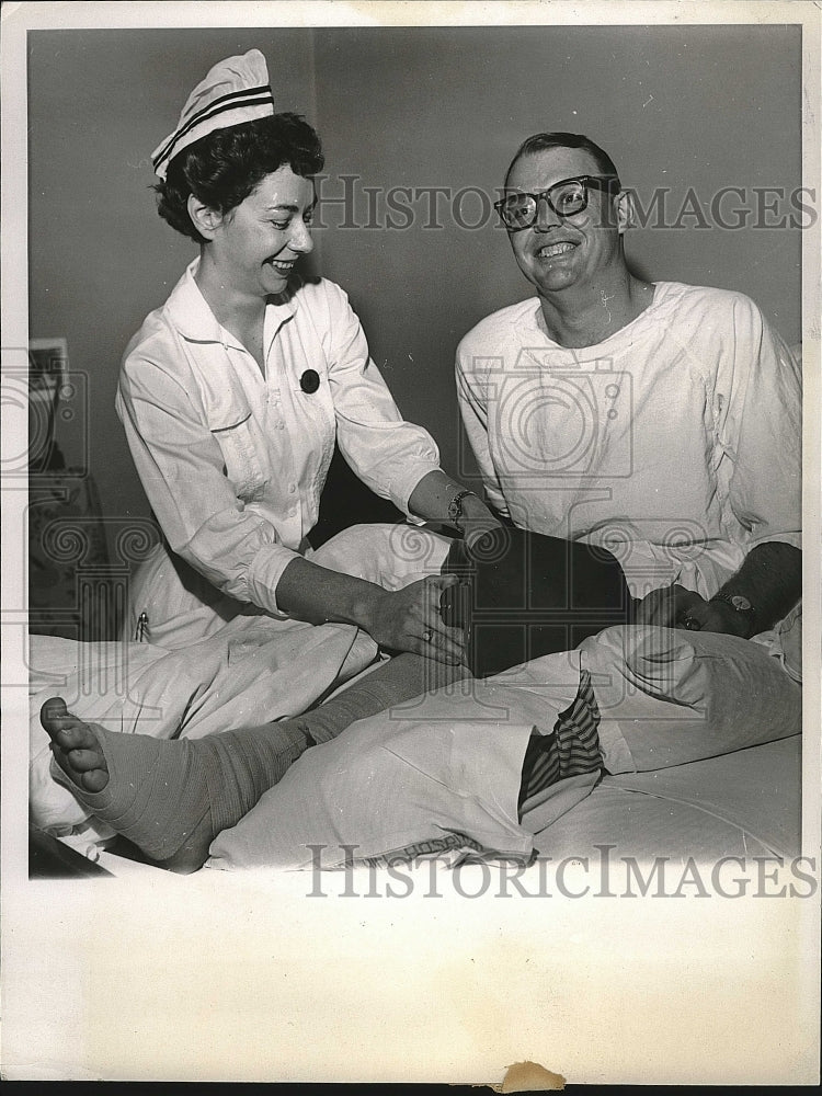 1958 Press Photo NY Yankees&#39; pitcher Ryne Duren in hospital for knee surgery - Historic Images