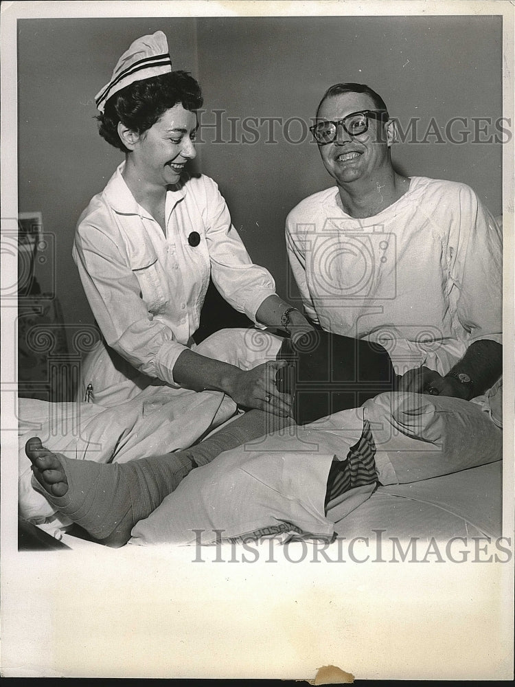 1958 Press Photo NY Yankees' pitcher Ryne Duren in hospital for knee surgery - Historic Images