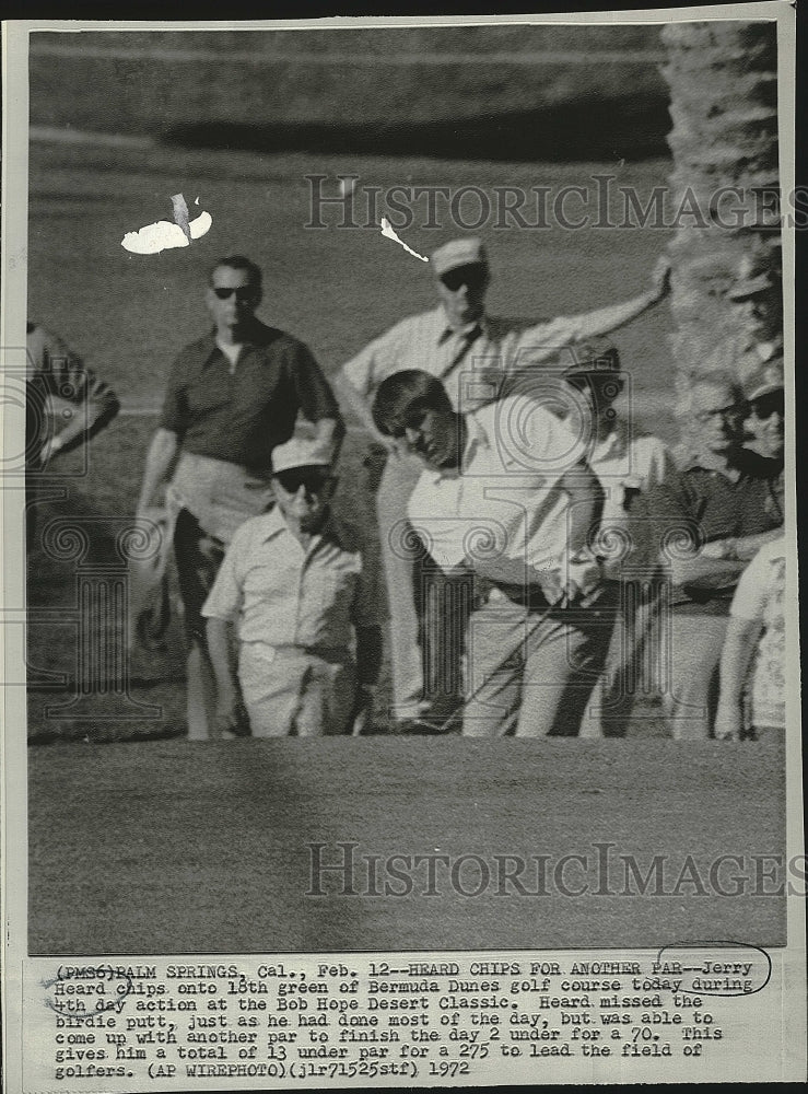 1972 Press Photo Jerry Heard chips on 18th green in Bob Hope Desert Classic - Historic Images