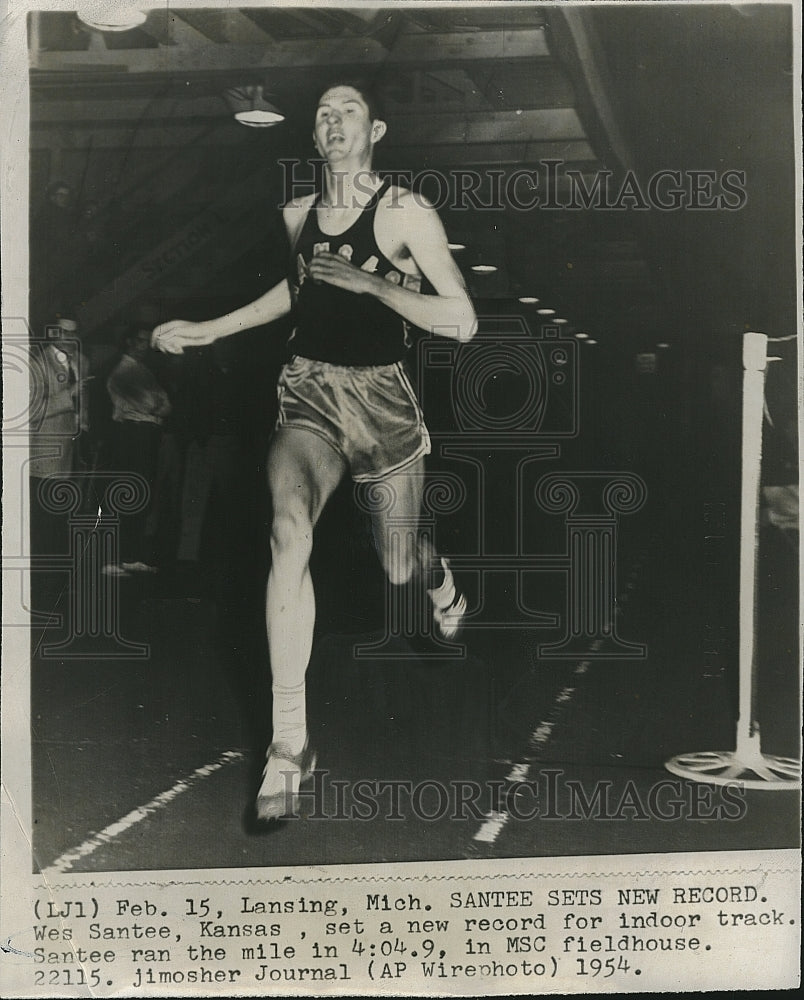 1954 Press Photo Wes Santee sets new record for indoor track in MSC fieldhouse - Historic Images