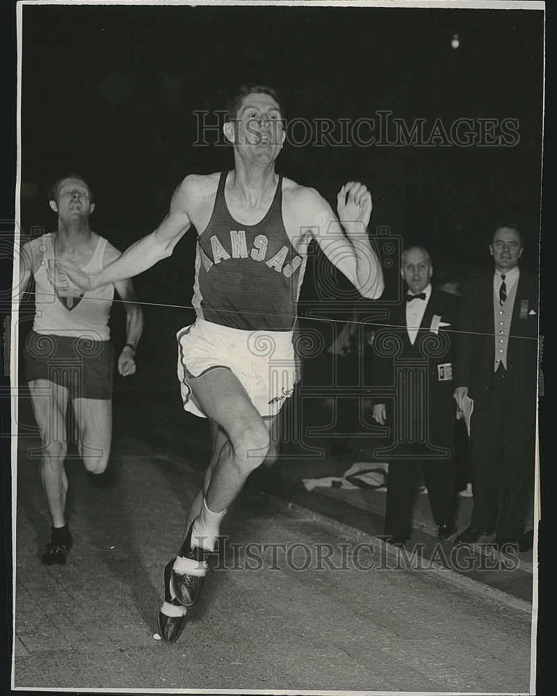 1955 Press Photo Wes Santee wins AAU Mile and sets new meet mark - Historic Images