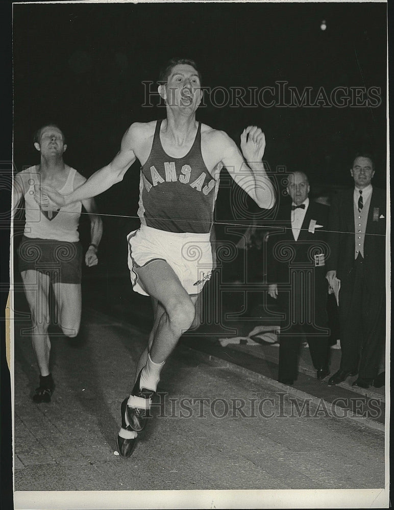 1955 Press Photo Wes Santee wins AAU Mile and sets new meet mark - Historic Images