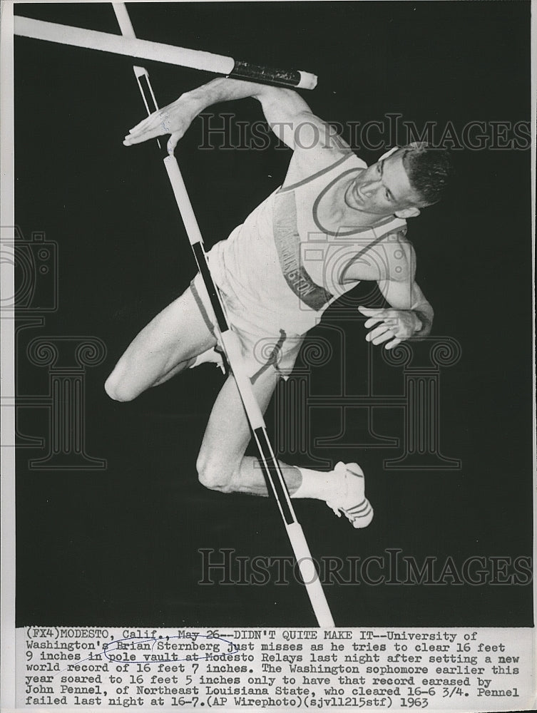 1963 Press Photo U.of Washington&#39;s Brian Sternberg trying to clear 16 ft 9 in - Historic Images