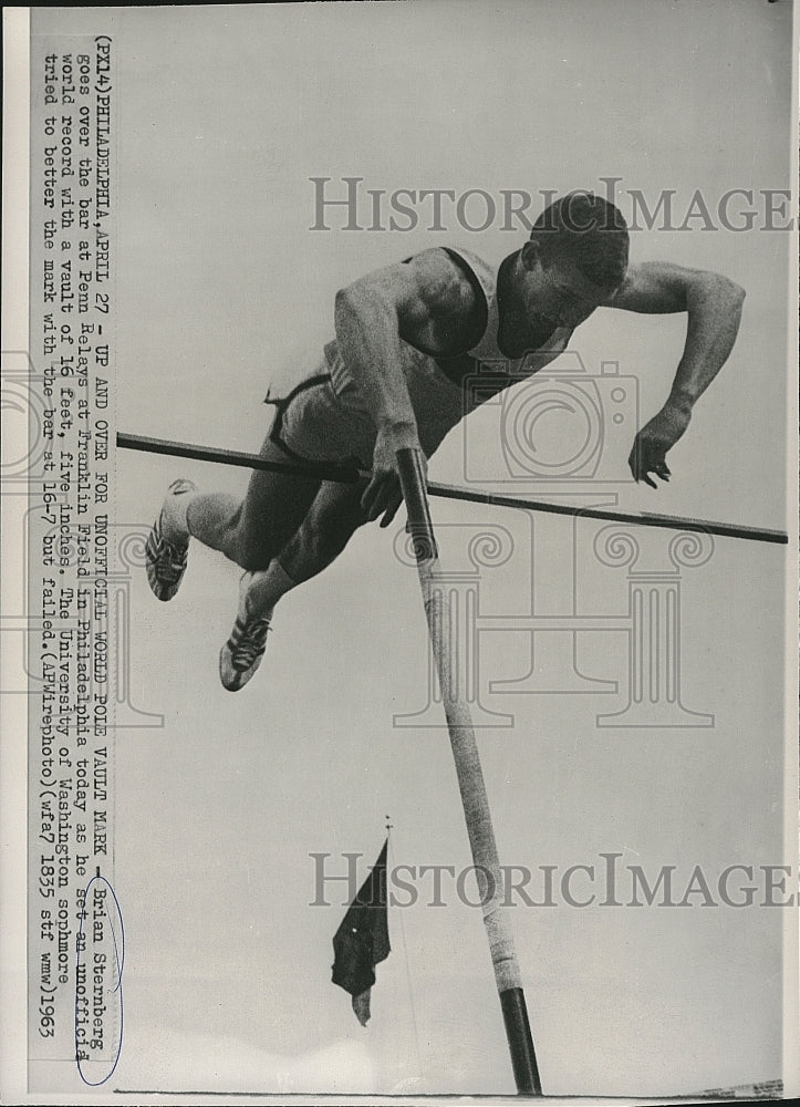 1963 Press Photo Brian Sternberg pole vaulting at Penn Relays at Franklin Field - Historic Images
