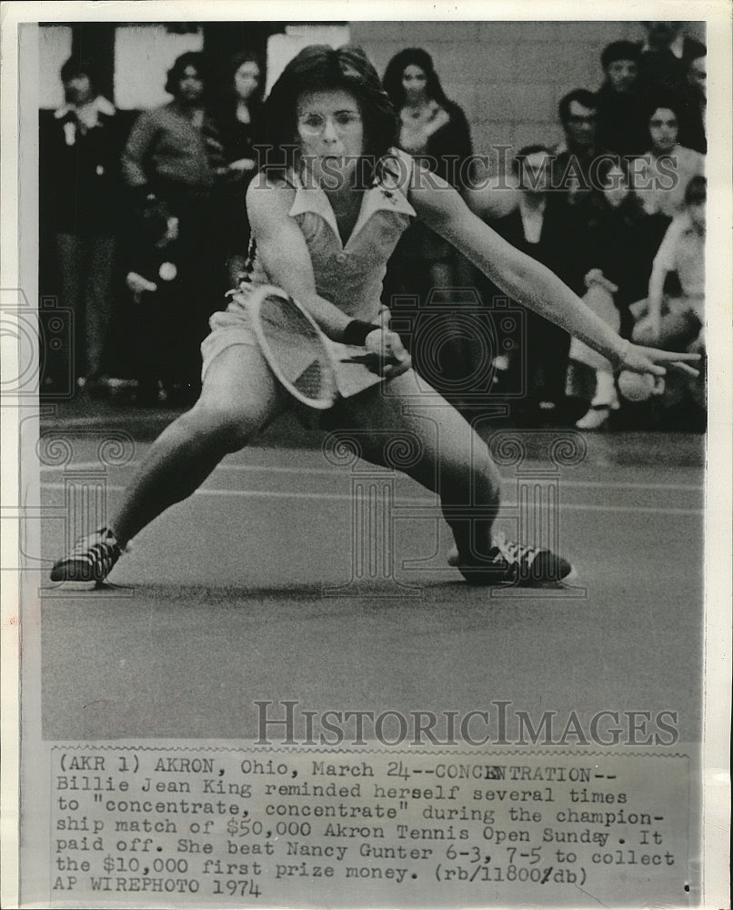 1974 Press Photo Billie Jean King concentrating in Akron Tennis Open - Historic Images