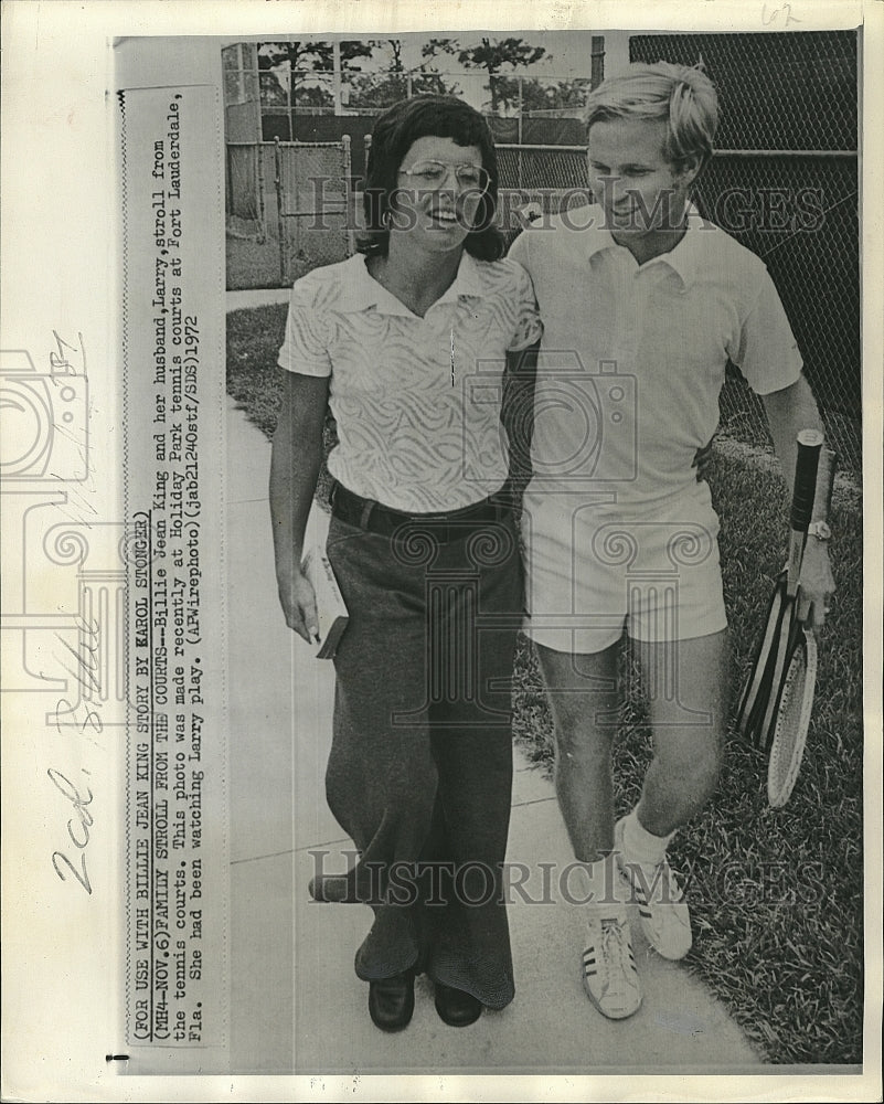 1972 Press Photo Billie Jean King and husband Larry at Holiday Park tennis court - Historic Images