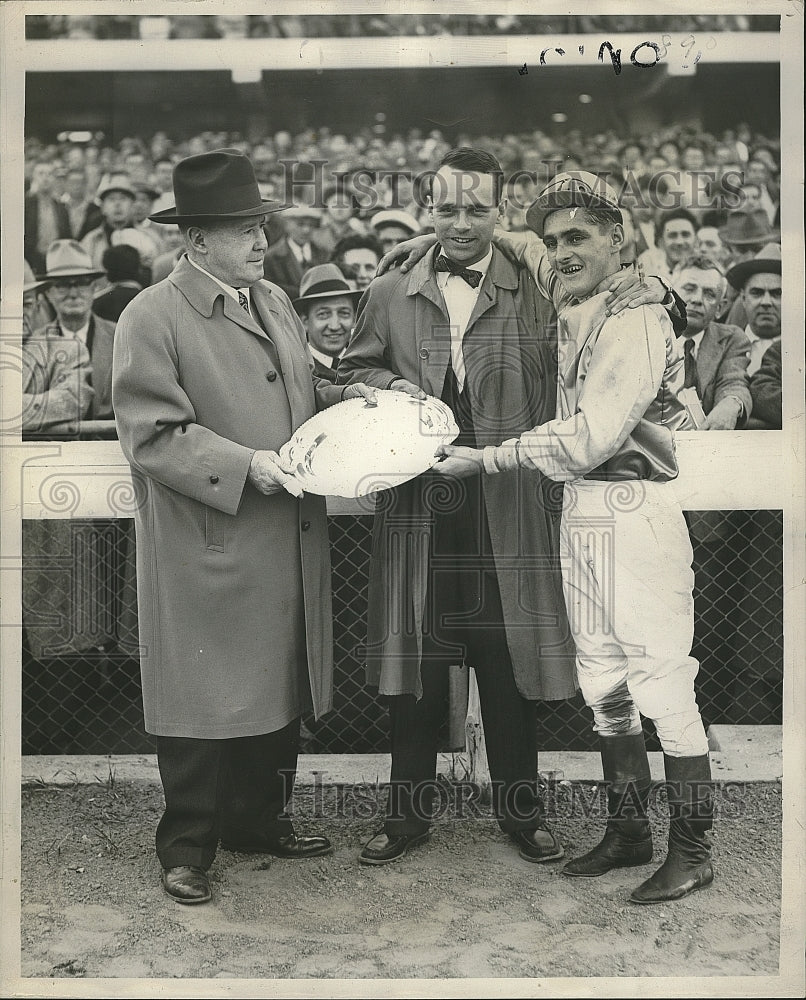 1954 Press Photo jockey Chris Rogers after winning a race - Historic Images