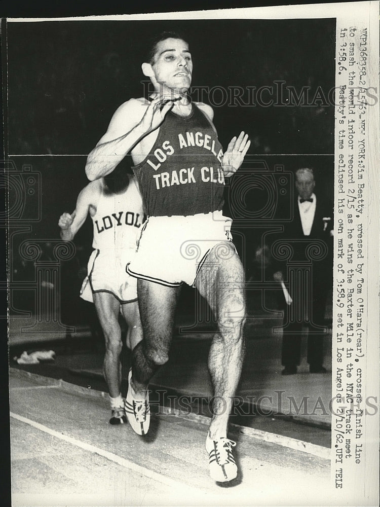 1963 Press Photo Jim Beatty &amp; Tim O&#39;Hara wins the Baxter Mile in NYC - Historic Images