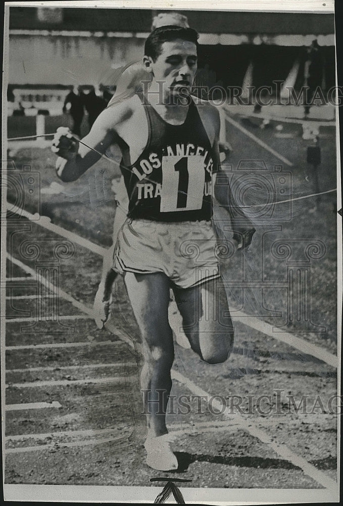 1962 Press Photo Track star Jim Beatty clocks mile at 3:56.6 - Historic Images